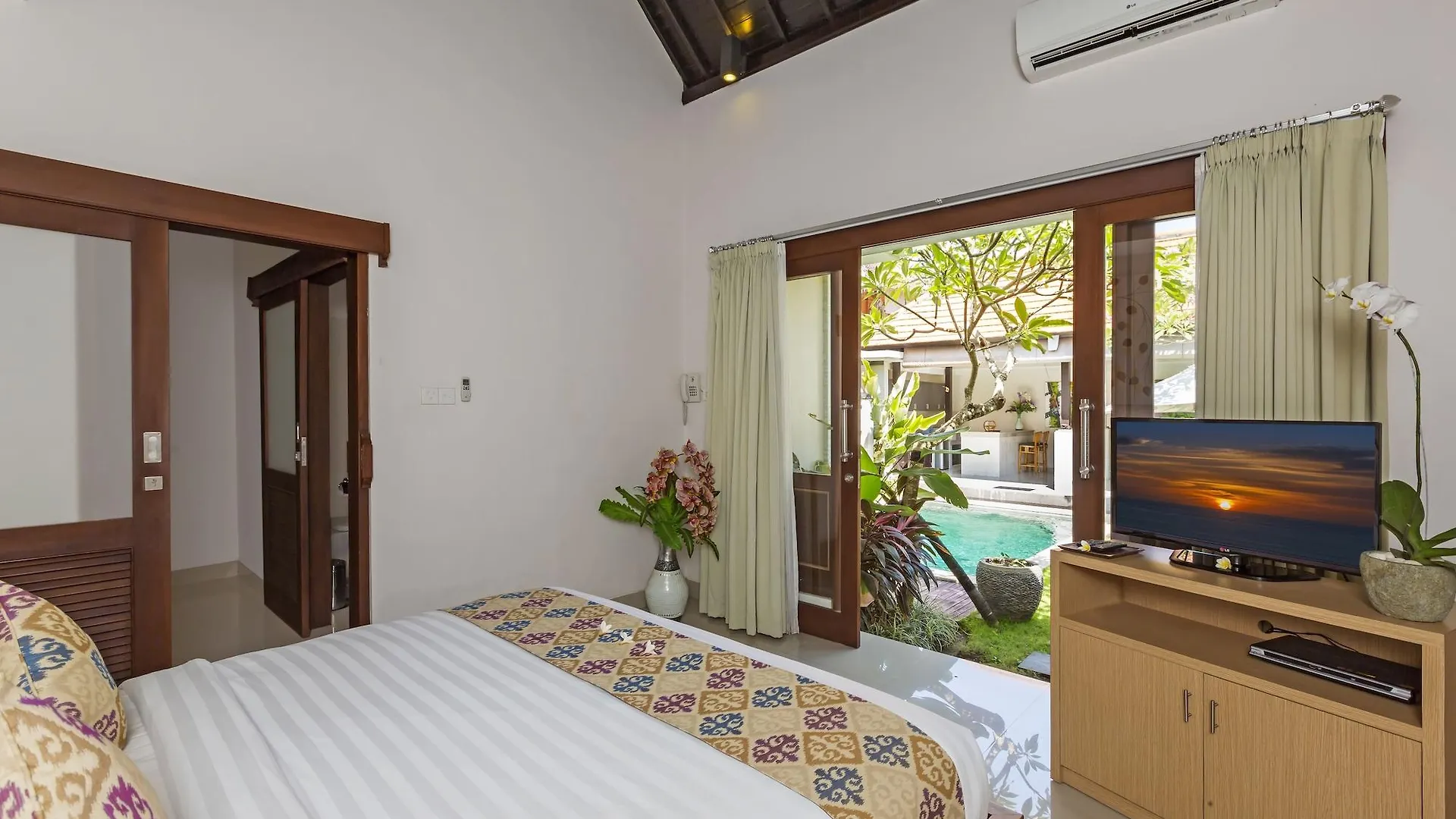 Kubal Villa & Restaurant Seminyak